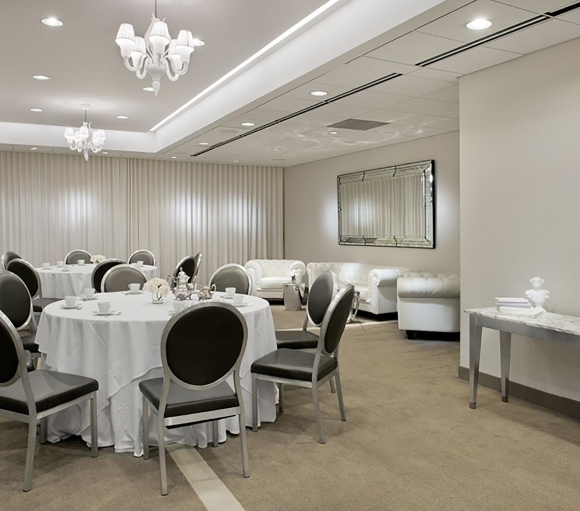 george monkey room with round table seating