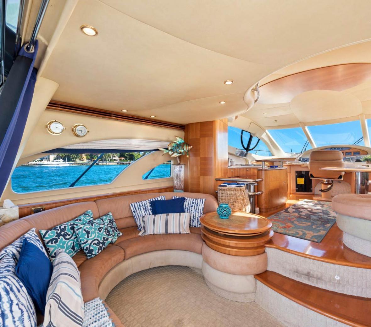55 Azimut interior