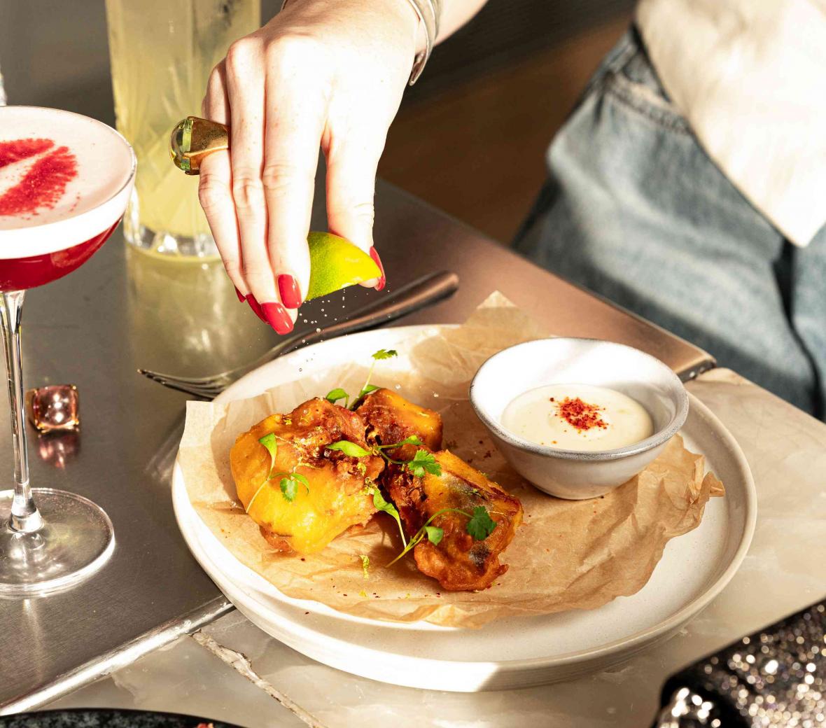 Long Bar crab and cocktail