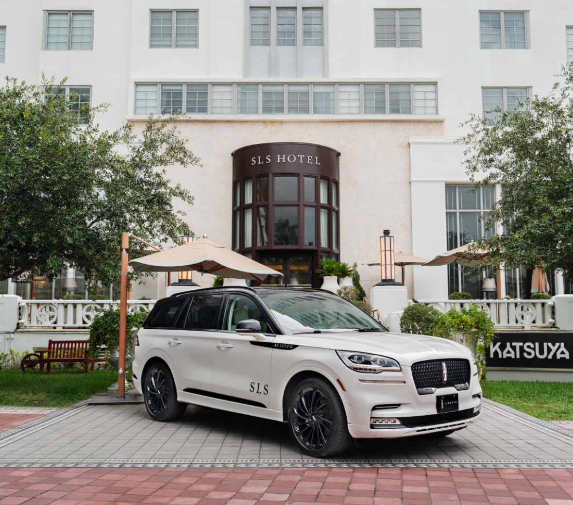 White SUV Lincoln out front of hotel
