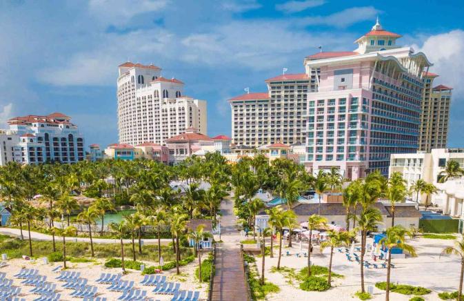 Pier leading to baha mar