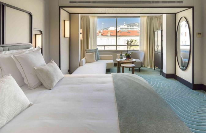 Junior Deluxe Suite Cannes bedroom
