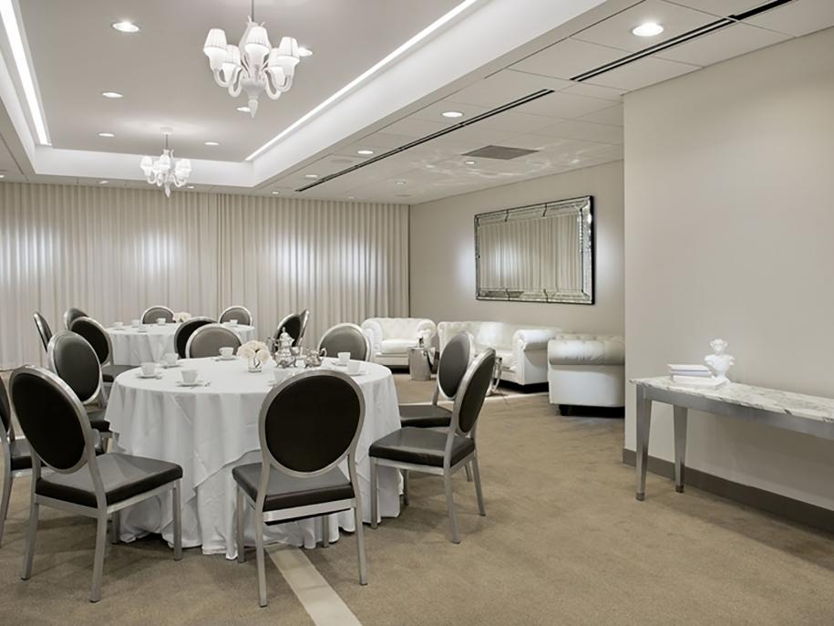 george monkey room with round table seating