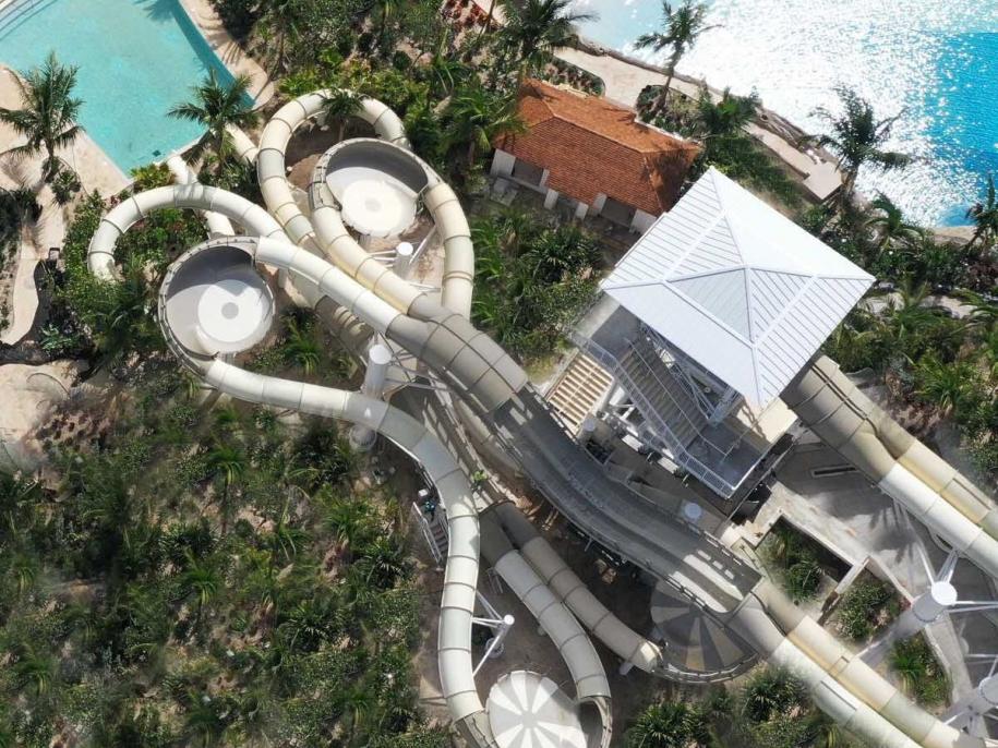 twisty waterslides