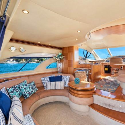 55 Azimut interior