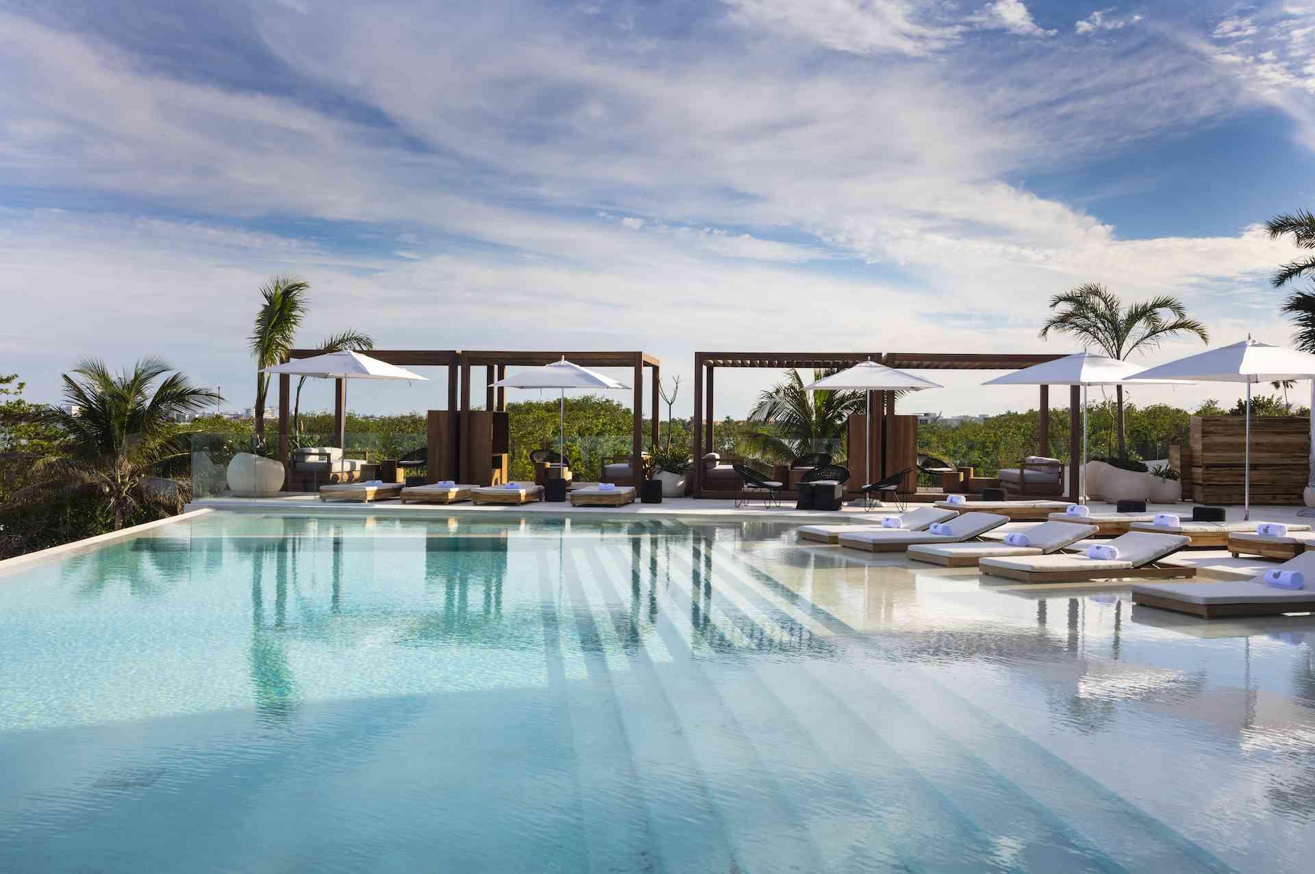 SLS Cancun pool