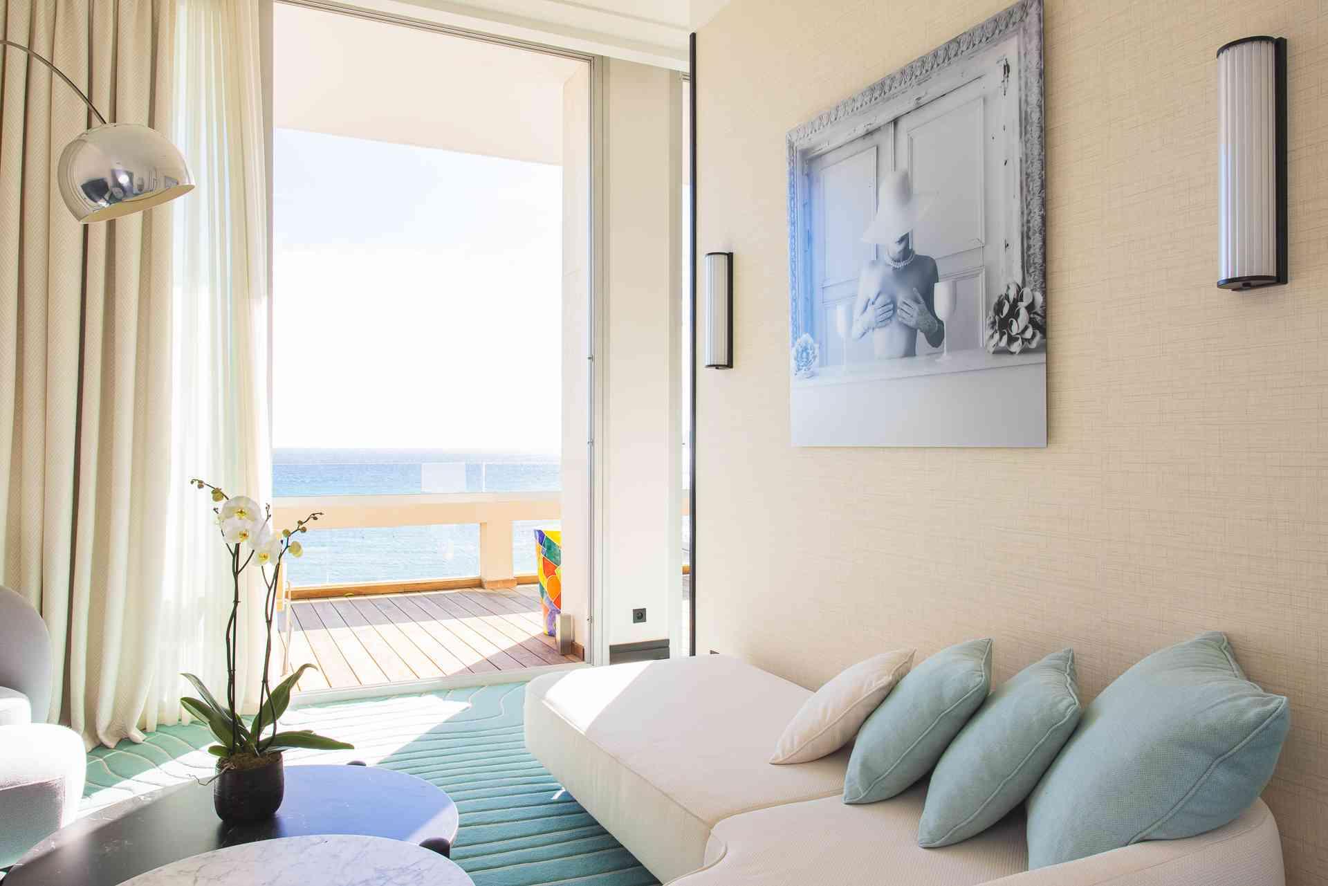Bright suite overlooking the ocean